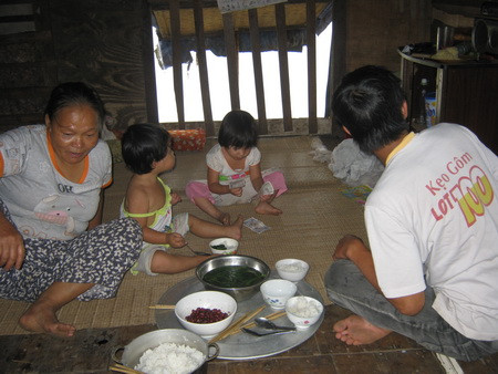 Bữa cơm thiếu thốn của gia đình Bà Mai
