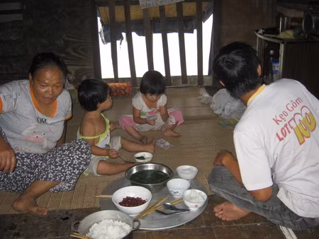 Bữa cơm thiếu thốn của gia đình Bà Mai