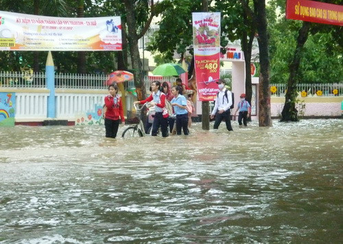 Mưa lớn, TP. Huế ngập chìm trong biển nước