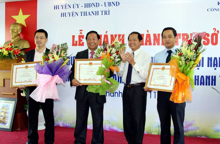 Khánh thành trụ sở làm việc của Hội người mù, Hội khuyết tật, Hội nạn nhân chất độc màu da cam ảnh 2 Lãnh đạo UBND huyện Thanh Trì tặng Bằng khen cho các nhà tài trợ