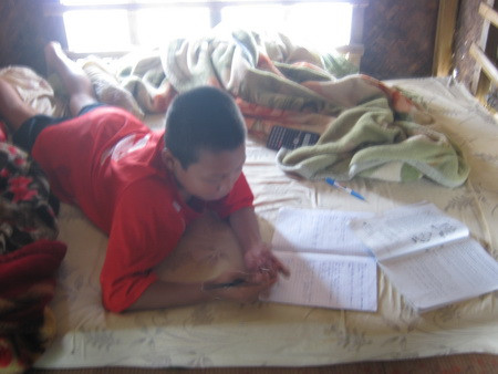 Hậu cũng như nhiều đứa trẻ trong xóm ước mơ có một nơi học tập đàng hoàng