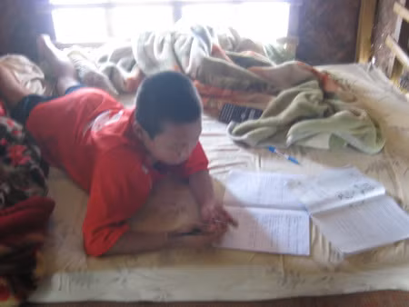 Hậu cũng như nhiều đứa trẻ trong xóm ước mơ có một nơi học tập đàng hoàng