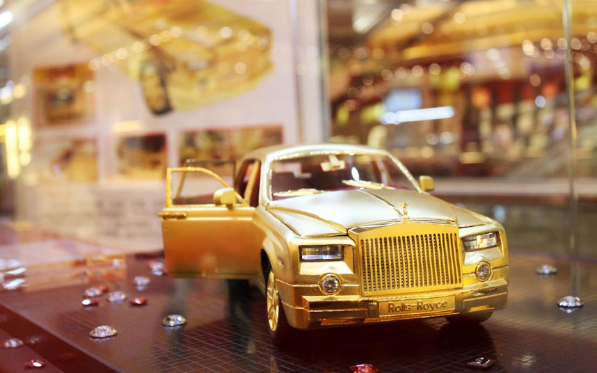 A pure gold model Rolls Royce is displayed at a mall in Xuchang, central China’s Henan Province. According to its creator the Rolls Royce is made from 4.815kg of pure gold and took 15 months to finish. The shell of the model car is made of pure gold, while the lights and windows are made of rubies and sapphires. The seats are made using the same materials as used in the real car.