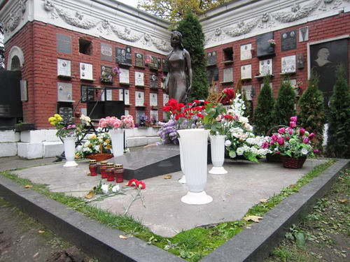 Nét cao sang, quyền quý của phu nhân Raisa Gorbachev tại nơi yên nghỉ qua bức tượng đồng Nét cao sang, quyền quý của phu nhân Raisa Gorbachev tại nơi yên nghỉ qua bức tượng đồng