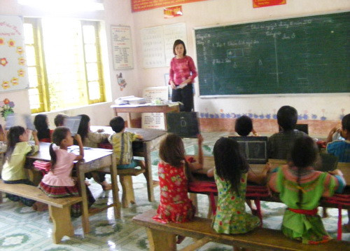 Bao năm vất vả, cô Hiệp vẫn say sưa giảng dạy Bao năm vất vả, cô Hiệp vẫn say sưa giảng dạy