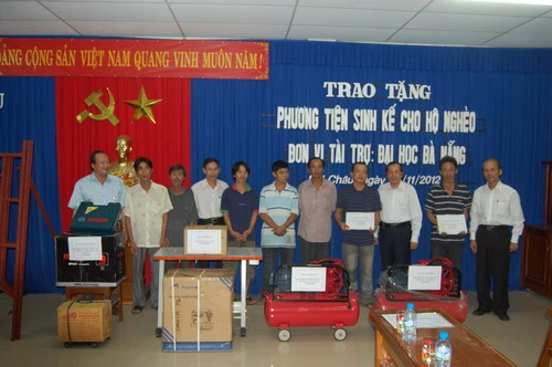 ĐH Đà Nẵng trao phương tiện sinh kế cho người nghèo