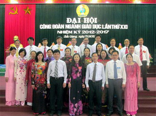 Đại diện lãnh đạo Công đoàn Giáo dục Việt Nam chụp ảnh lưu niệm với BCH Công đoàn Giáo dục Bắc Giang khóa XXI