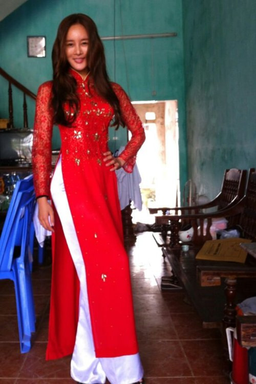 Mỹ nhân Hàn duyên dáng trong tà áo dài Việt Nam ảnh 1 Mỹ nhân Hàn duyên dáng trong tà áo dài Việt Nam ảnh 1