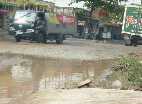 Xe tải vượt lầy trên đoạn đường Nguyễn Sinh Cung, TP. Huế