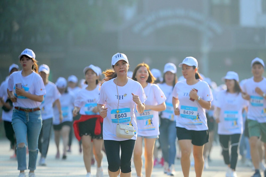 Các thầy cô giáo tham gia chạy hưởng ứng S-Race Teacher để cổ vũ cho giải. Các thầy cô giáo tham gia chạy hưởng ứng S-Race Teacher để cổ vũ cho giải.