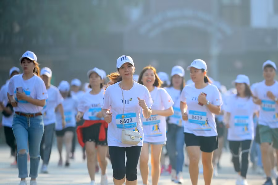 Các thầy cô giáo tham gia chạy hưởng ứng S-Race Teacher để cổ vũ cho giải.