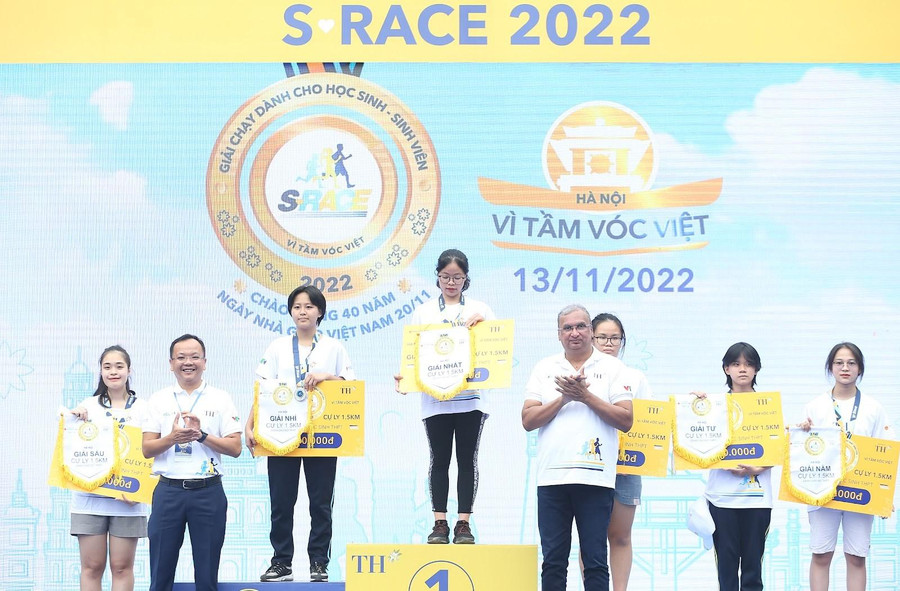 Ban tổ chức trao thưởng cho học sinh, sinh viên đạt giải Ban tổ chức trao thưởng cho học sinh, sinh viên đạt giải