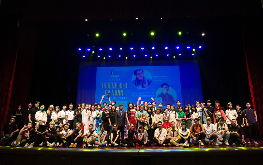 Các bạn sinh viên chụp ảnh lưu niệm với các diễn giả và khách mời.