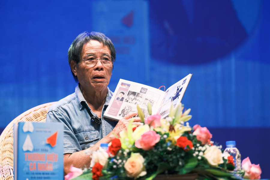 Nhà báo Vũ Huyến với những câu chuyện về đời, về nghề tại tọa đàm.