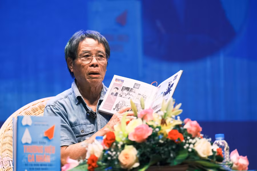 Nhà báo Vũ Huyến với những câu chuyện về đời, về nghề tại tọa đàm. Nhà báo Vũ Huyến với những câu chuyện về đời, về nghề tại tọa đàm.