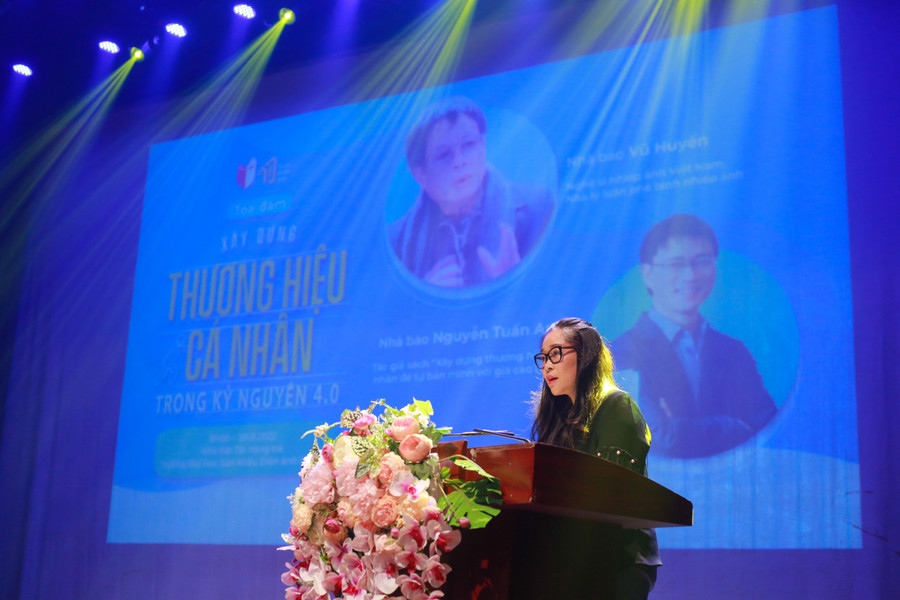 Cô Phan Thị Phương Hiền, Trưởng khoa khoa Nhiếp ảnh trường Đại học Sân khấu phát biểu khai mạc tọa đàm.