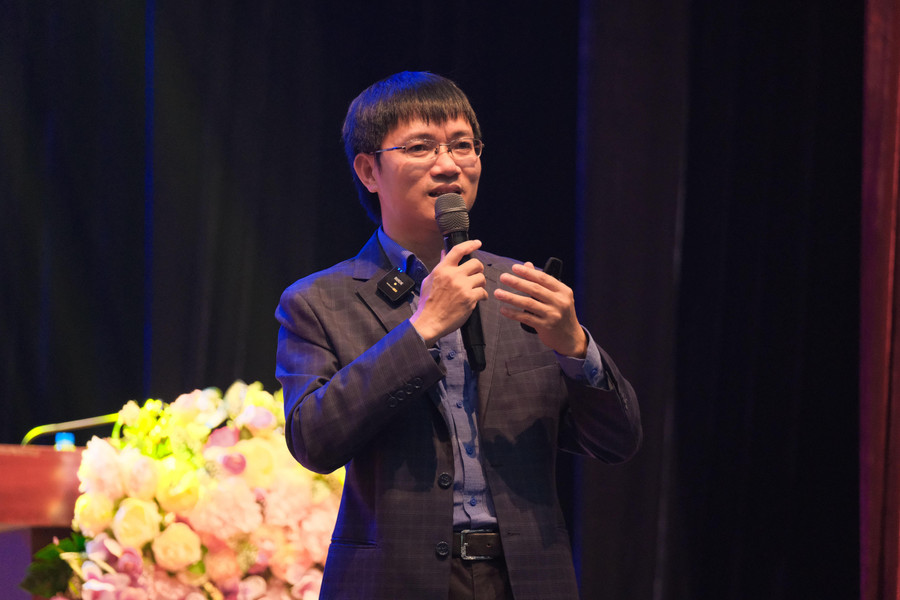 Nhà báo Nguyễn Tuấn Anh chia sẻ về câu chuyện thương hiệu cá nhân với các bạn sinh viên.