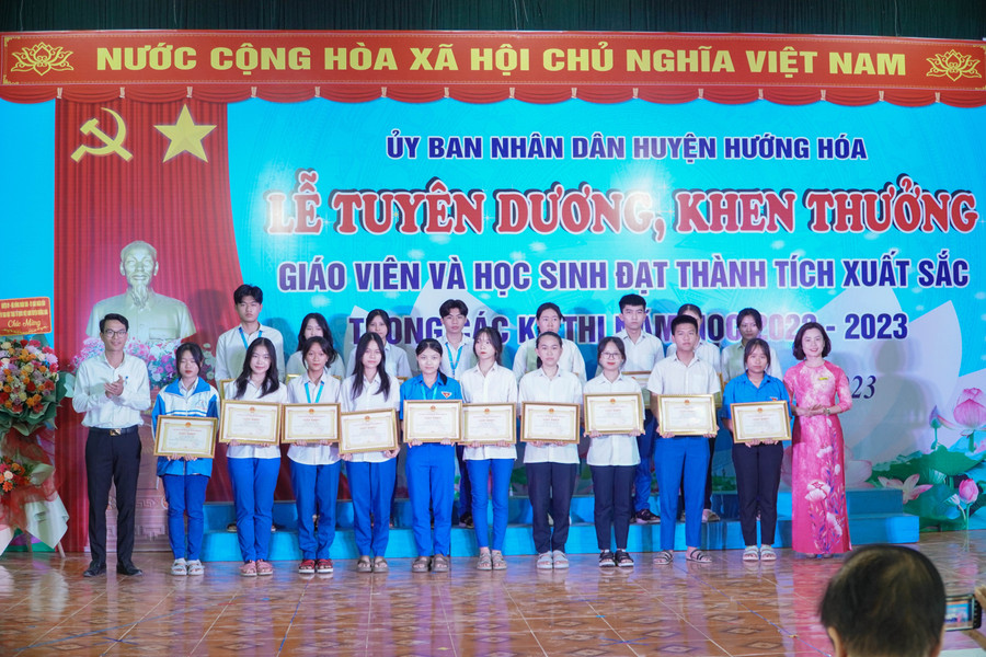 Lãnh đạo Phòng GD&ĐT Hướng Hóa trao thưởng cho học sinh. Lãnh đạo Phòng GD&ĐT Hướng Hóa trao thưởng cho học sinh.