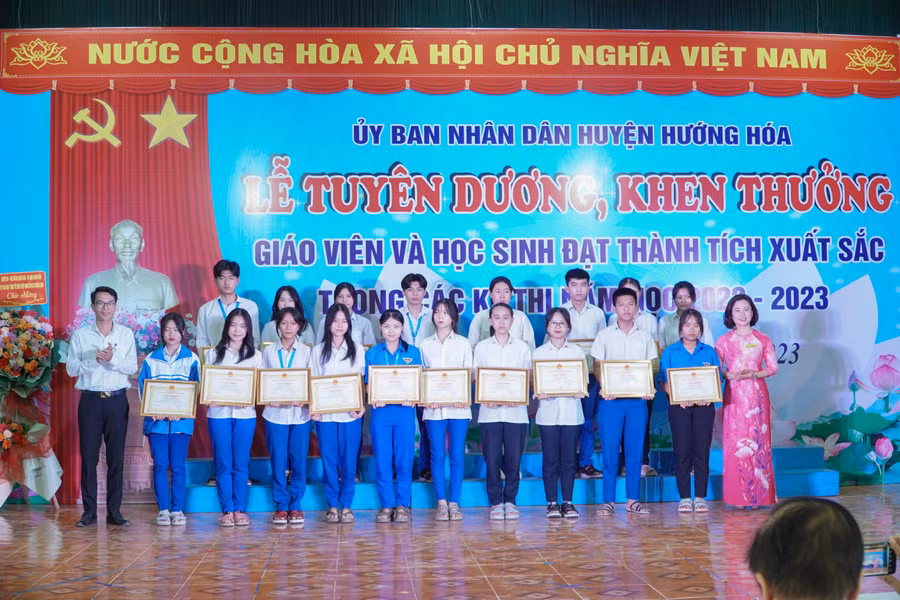 Lãnh đạo Phòng GD&amp;ĐT Hướng Hóa trao thưởng cho học sinh.