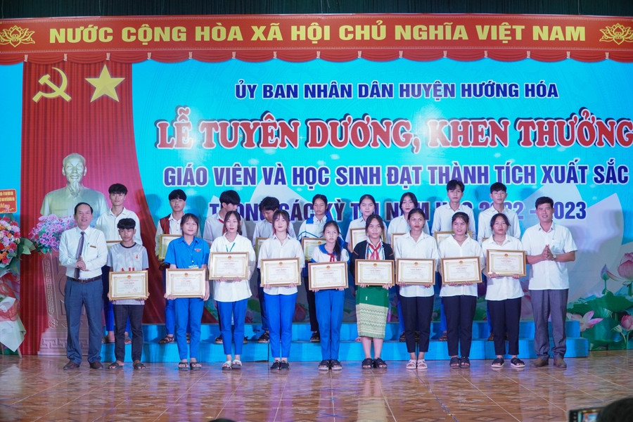 Lãnh đạo Phòng GD&ĐT Hướng Hóa trao thưởng cho học sinh. Lãnh đạo Phòng GD&ĐT Hướng Hóa trao thưởng cho học sinh.
