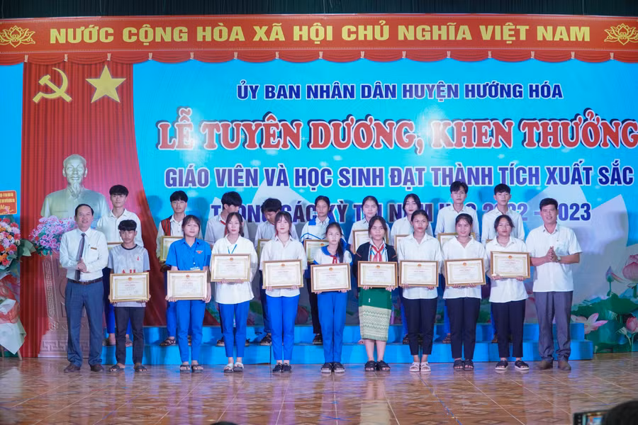 Lãnh đạo Phòng GD&amp;ĐT Hướng Hóa trao thưởng cho học sinh.