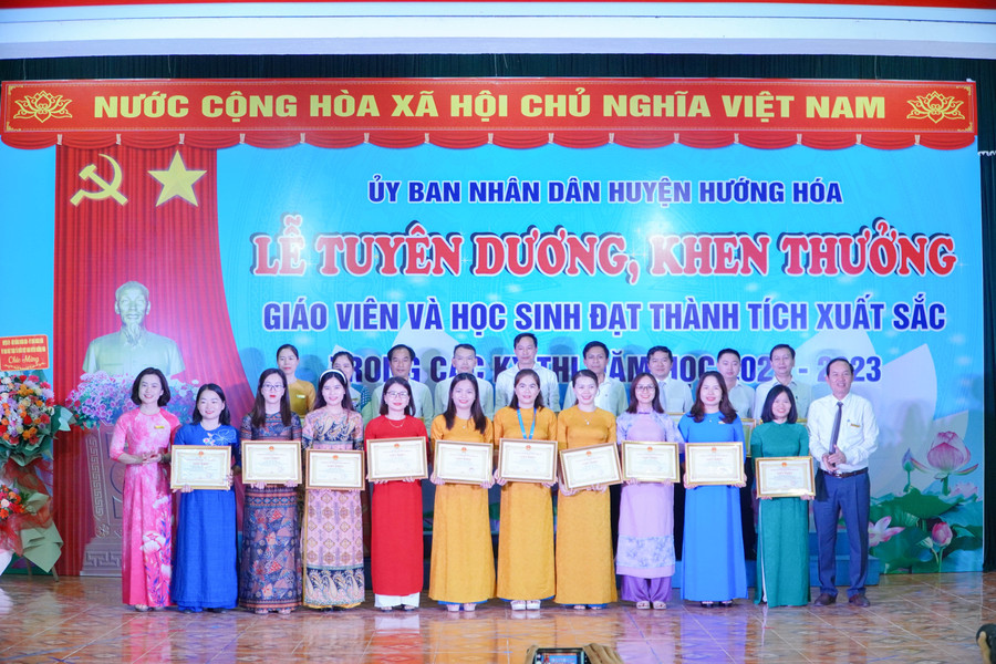 Các giáo viên được khen thưởng vì đạt được thành tích trong năm học 2022-2023. Các giáo viên được khen thưởng vì đạt được thành tích trong năm học 2022-2023.