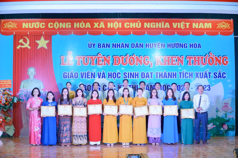 Các giáo viên được khen thưởng vì đạt được thành tích trong năm học 2022-2023.