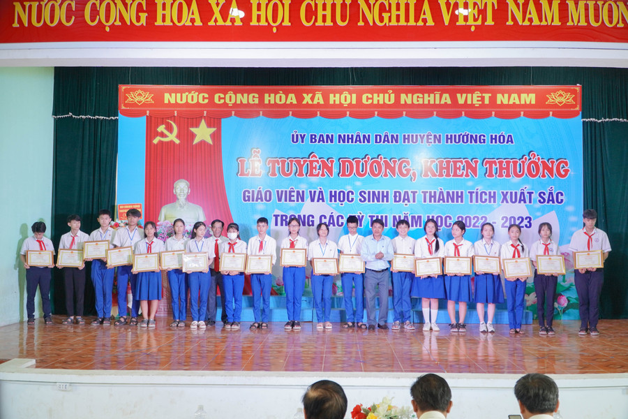 Ông Hồ Văn Vinh - Phó Bí thư huyện Hướng Hóa trao giấy khen cho các học sinh. Ông Hồ Văn Vinh - Phó Bí thư huyện Hướng Hóa trao giấy khen cho các học sinh.