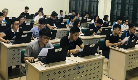 Thí sinh dự thi môn Tin học Thí sinh dự thi môn Tin học