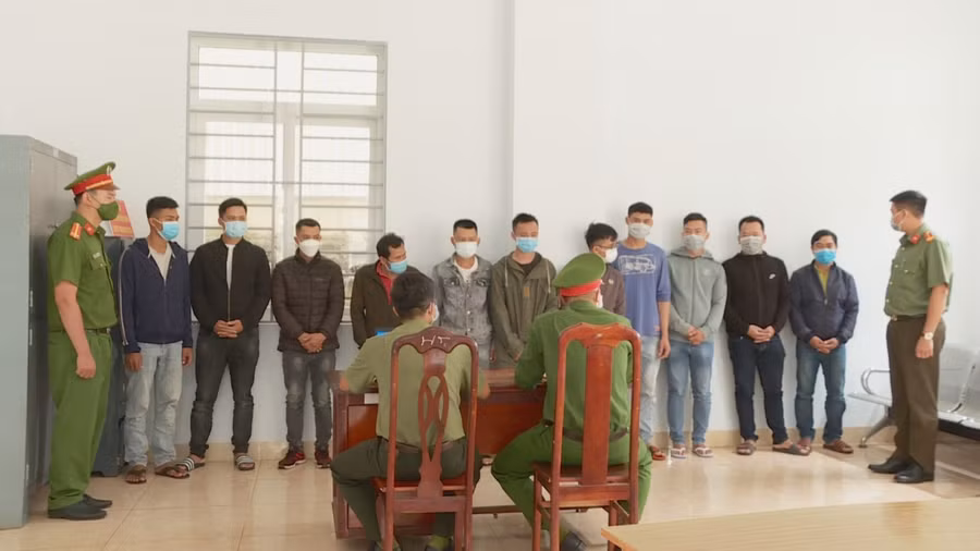 Các bị can trong đường dây ma túy do Phong cầm đầu tại Cơ quan CSĐT Công an tỉnh Đắk Lắk.