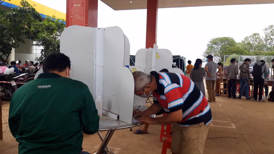 Người dân khai báo y tế tại chốt phòng, chống dịch Covid-19 Sao Mai (TP Kon Tum).