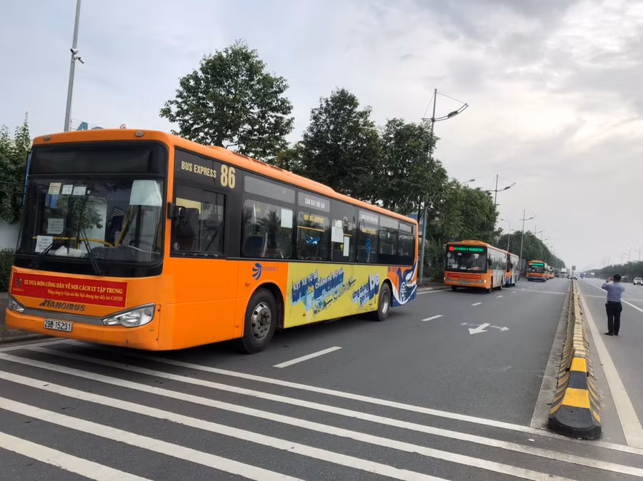 15 - 20 xe buýt mỗi ngày loại 60-80 chỗ và Lái xe chuyên trách tham gia suốt quá trình đã được điều động để đưa công dân từ các địa phương bị giãn cách về Hà Nội đến địa điểm cách ly tập trung.