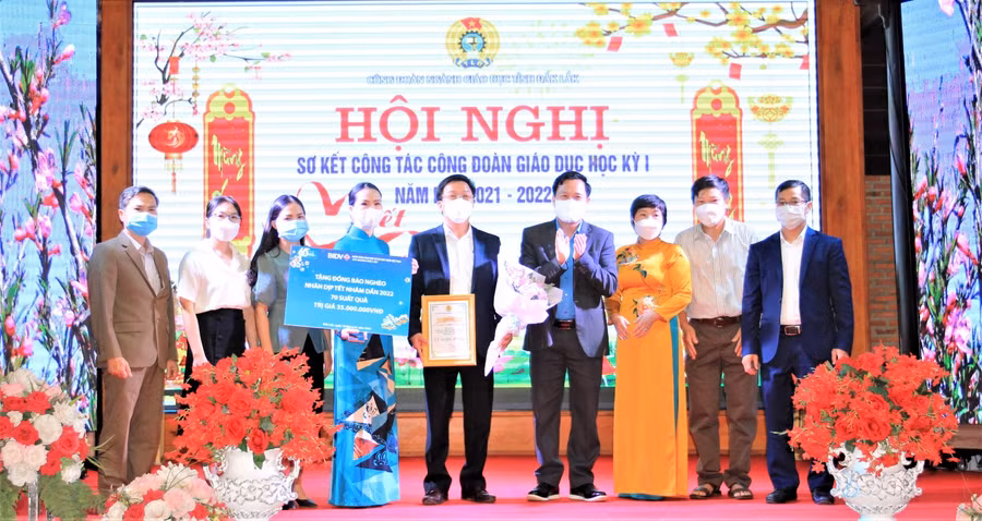 Đại diện BIDV trao 70 suất quà, trị giá 35 triệu đồng cho các nhà giáo, người lao động có hoàn cảnh khó khăn của tỉnh Đắk Lắk.