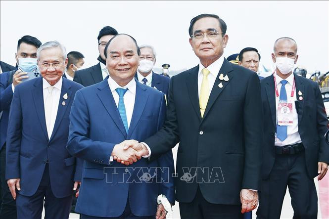 Thủ tướng Thái Lan Prayut Chan-o-cha đón Chủ tịch nước Nguyễn Xuân Phúc tại Sân bay Không quân Hoàng gia Thái Lan. Ảnh: Thống Nhất/TTXVN. Thủ tướng Thái Lan Prayut Chan-o-cha đón Chủ tịch nước Nguyễn Xuân Phúc tại Sân bay Không quân Hoàng gia Thái Lan. Ảnh: Thống Nhất/TTXVN.
