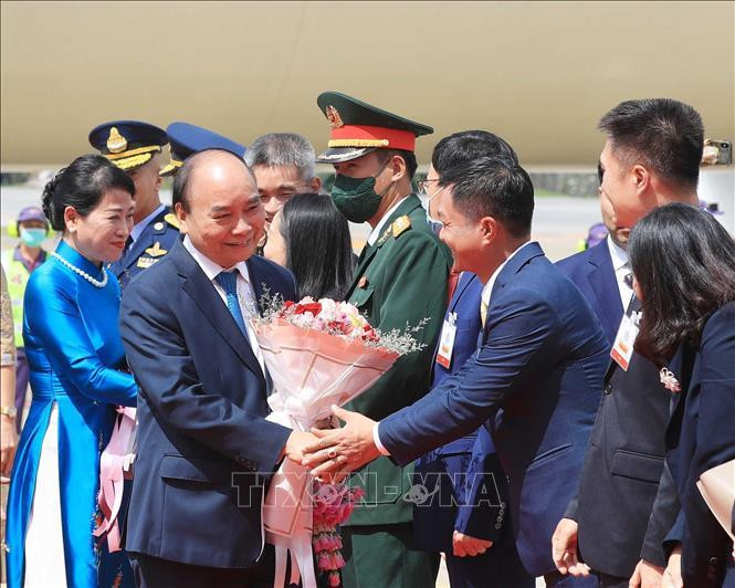 Đông đảo cán bộ, nhân viên Đại sứ quán và cộng đồng người Việt Nam tại Thái Lan đón Chủ tịch nước Nguyễn Xuân Phúc và Phu nhân tại Sân bay Không quân Hoàng gia Thái Lan. Ảnh: Thống Nhất/TTXVN. Đông đảo cán bộ, nhân viên Đại sứ quán và cộng đồng người Việt Nam tại Thái Lan đón Chủ tịch nước Nguyễn Xuân Phúc và Phu nhân tại Sân bay Không quân Hoàng gia Thái Lan. Ảnh: Thống Nhất/TTXVN.