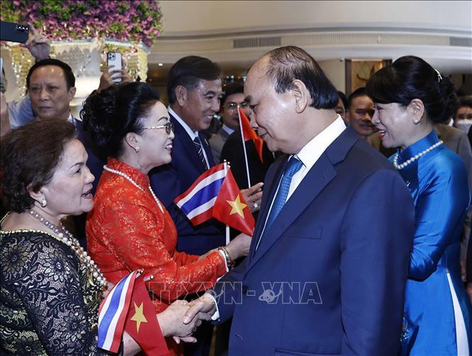 Kiều bào, cán bộ Đại sứ quán Việt Nam tại Thái Lan đón Chủ tịch nước Nguyễn Xuân Phúc và Phu nhân. Ảnh: Thống Nhất/TTXVN. Kiều bào, cán bộ Đại sứ quán Việt Nam tại Thái Lan đón Chủ tịch nước Nguyễn Xuân Phúc và Phu nhân. Ảnh: Thống Nhất/TTXVN.