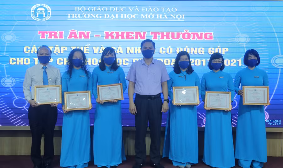 TS Dương Thăng Long - Phó hiệu trưởng Trường ĐH Mở Hà Nội khen thưởng các cá nhân có đóng góp tích cực cho Tạp chí