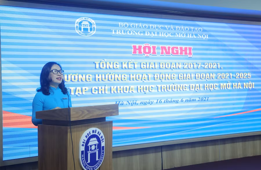 PGS.TS Nguyễn Thị Nhung - Hiệu trưởng Trường ĐH Mở Hà Nội phát biểu tại hội nghị