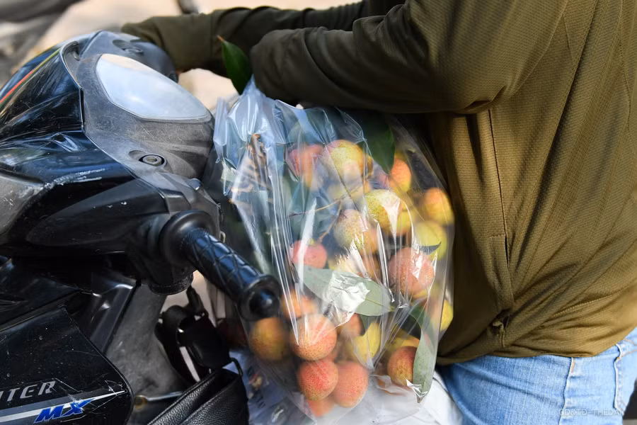 Hàng chục tấn vải thiều Bắc Giang được giải cứu mỗi ngày ở Hà Nội ảnh 12