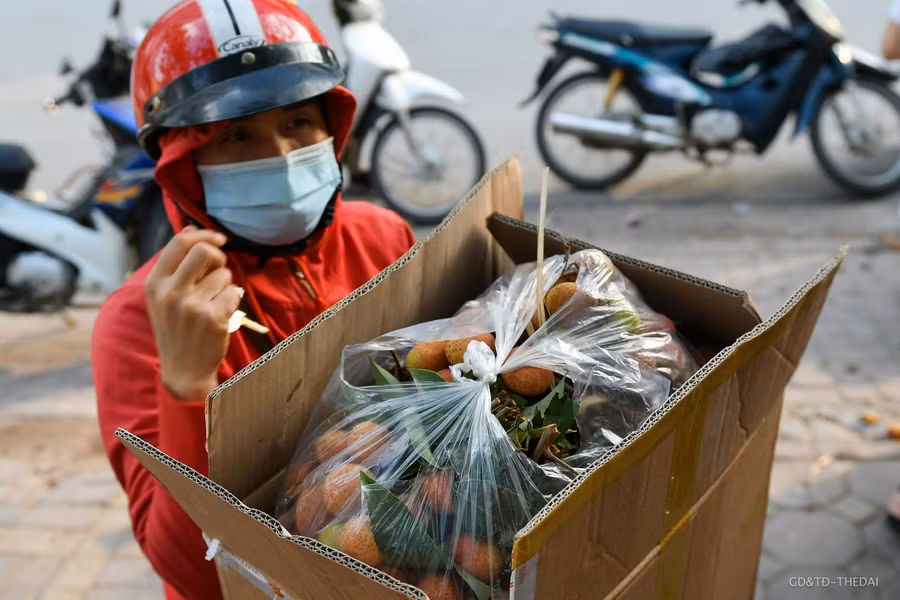 Ngày đầu tiên nhóm thiện nguyện bán hết 12 tấn, ngày thứ 2 được 11 tấn và ngày hôm nay bán được khoảng 10 tấn.