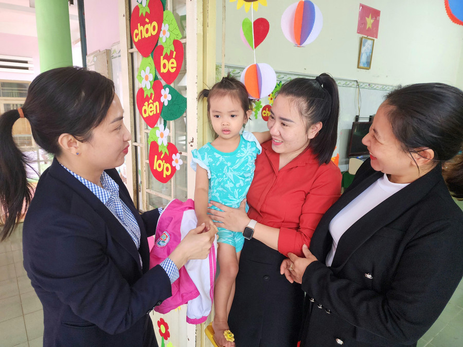 Đội ngũ giáo viên mầm non luôn phải đến trường từ sớm để đón trẻ và về muộn vì một số phụ huynh đón con sau 17 giờ hàng ngày. Ảnh: Thành Tâm.