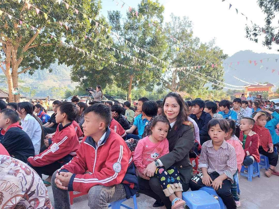 Trung tá Nguyễn Thị Thu Phương cùng các em nhỏ vùng cao. Ảnh NVCC.