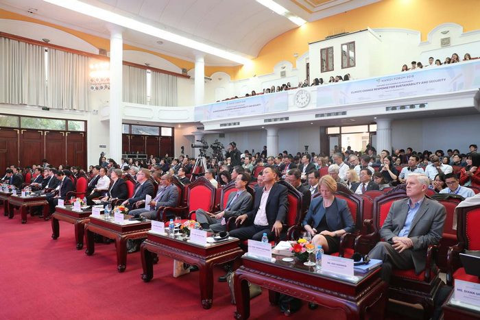 Các nhà khoa học tham dự diễn đàn Các nhà khoa học tham dự diễn đàn