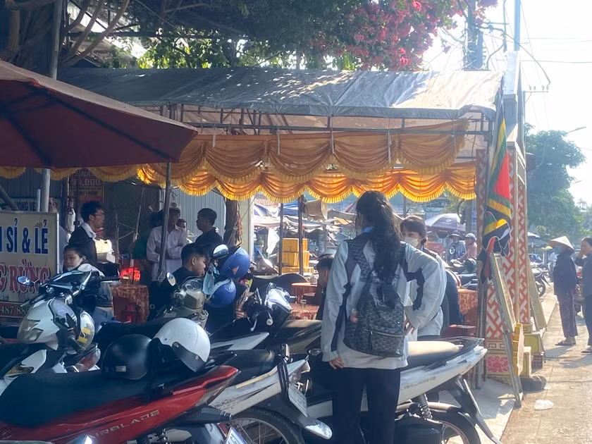 Gia đình và bạn bè đau xót trước các chết của nữ sinh H.