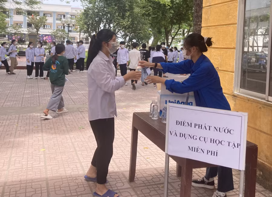 Thí sinh đến dự thi tại điểm thi Trường THPT Yên Lãng