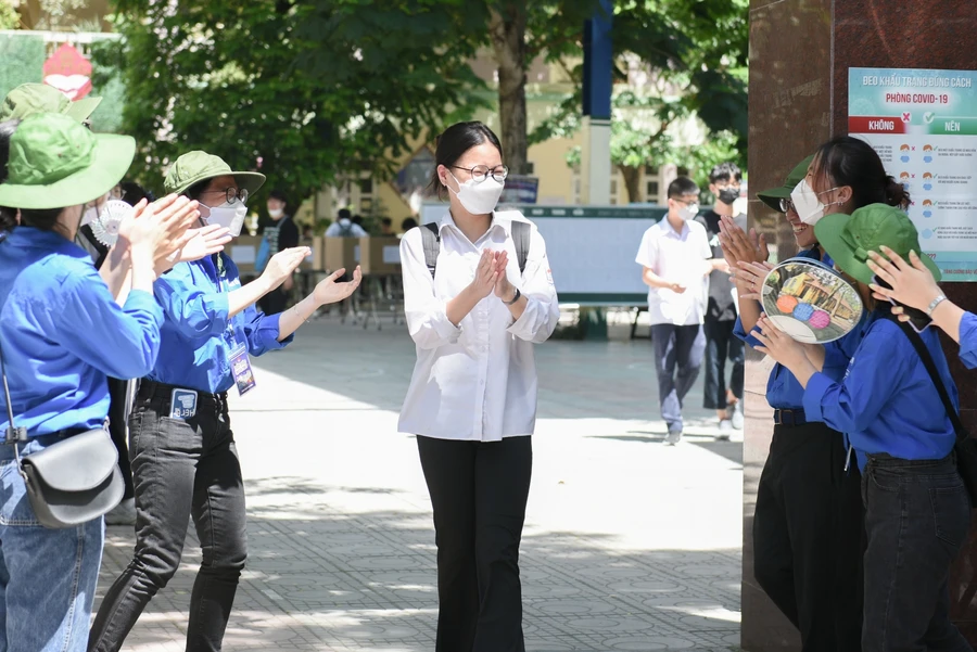 Nhiều thí sinh cho rằng đề Toán năm nay khá dễ, trừ câu cuối của bài Hình học và bài cuối.