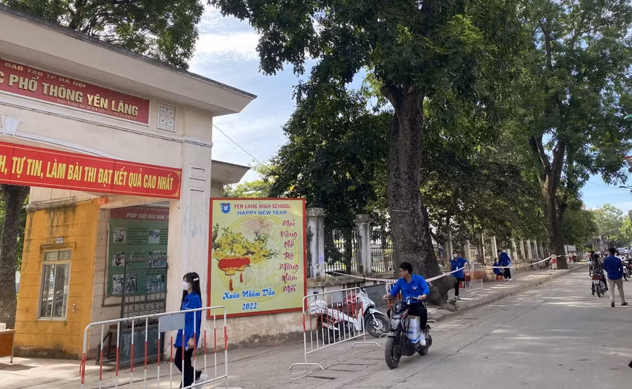 Bên ngoài điểm thi Trường THPT Yên Lãng luôn được bảo đảm an ninh trật