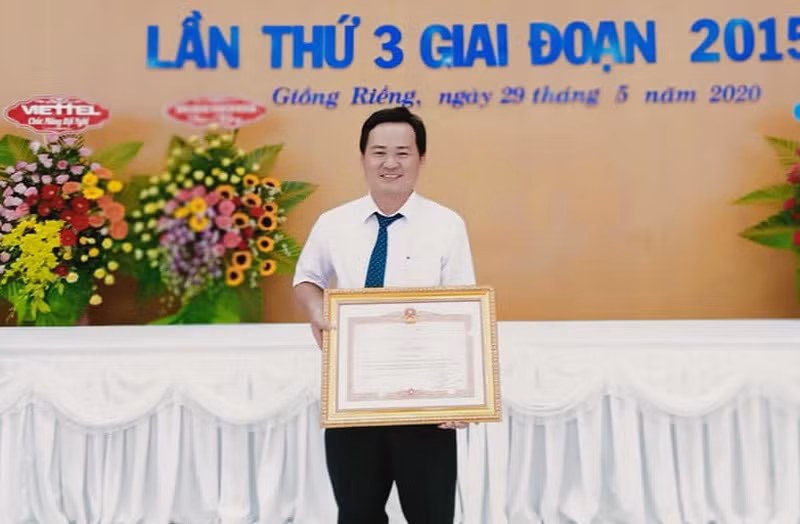 Thầy Huỳnh Bá Hiếu tại Hội nghị điển hình tiên tiến ngành Giáo dục giai đoạn 2015 - 2020. Ảnh: NVCC