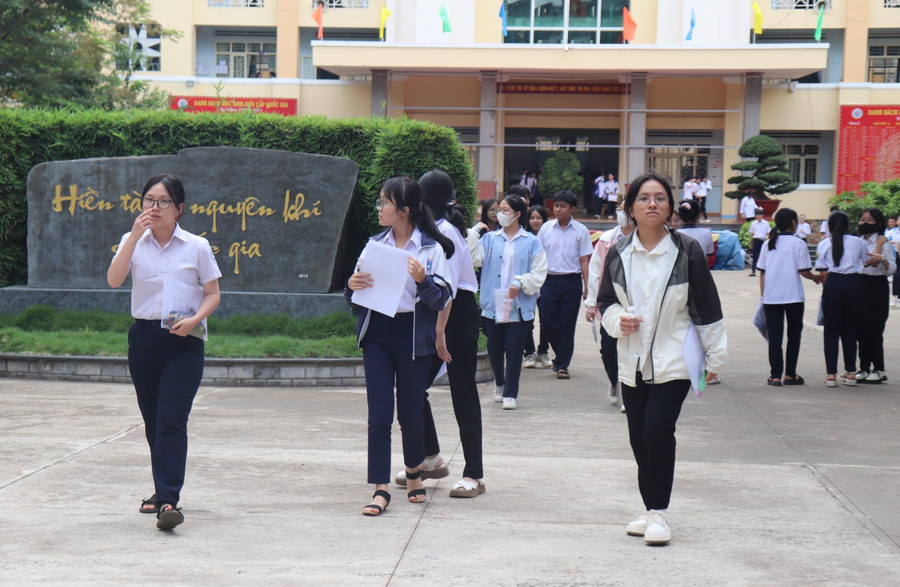 Thí sinh thi vào lớp 10 Trường THPT chuyên Hùng Vương.