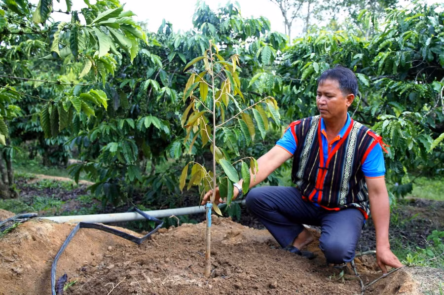 Ông A Bron không ngừng học tập, trau đồi kiến thức và kinh nghiệm để phát triển kinh tế gia đình.